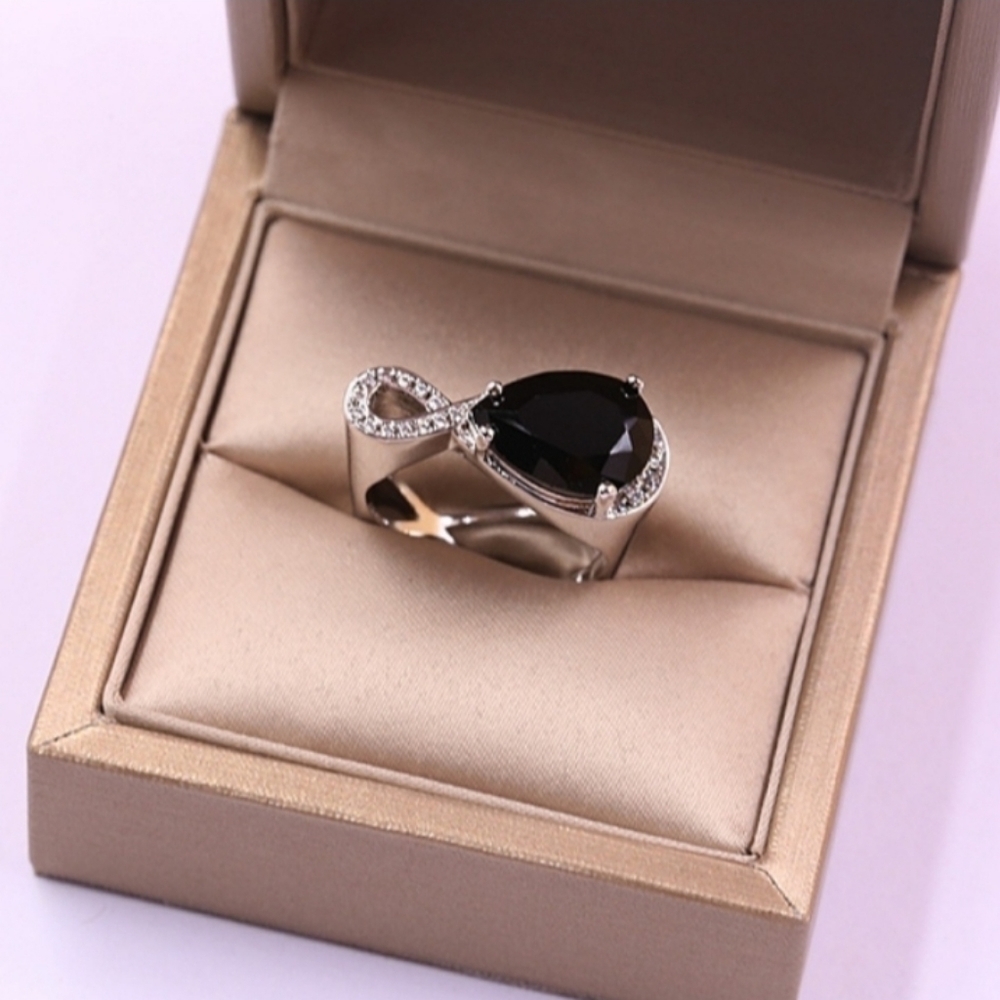 NWOT- BLACK & WHITE RING .925 Plated